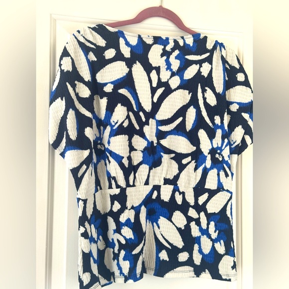2/$25💕LOFT Floral Blue and White Women's Top - Picture 8 of 9